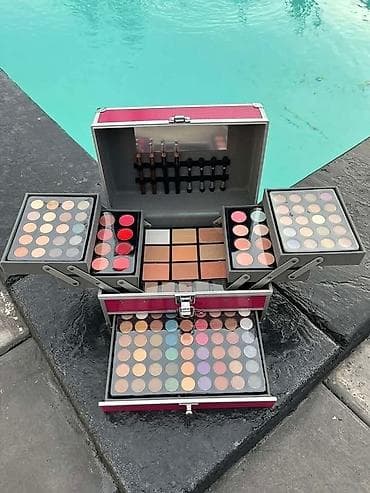 Kofer šminka 4500 din Kofer sminka sadrzi: *94 senki *12 ruzeva
