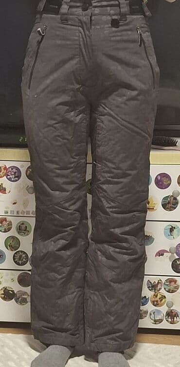 Haljine: Zimske/ski pantalone – dva para Opis: - Topao, postavljen i — 2
