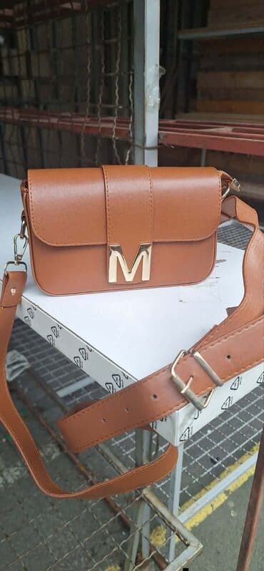 Elegantna ženska torbica preko ramena sa metalnim slovom „M” na na lalafo.rs Elegantna ženska torbica preko ramena sa metalnim slovom „M” na