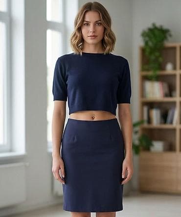 bele crocs papuce: Elegantna ženska kombinacija – tamnoplavi crop top i uska suknja do — 1