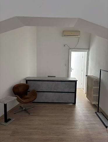 ceca stepic namestaj: Cena uključuje: -Pult, stolica za pult -3 slike -3 velika štendera — 2