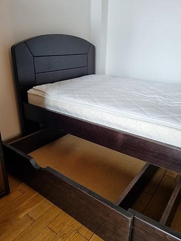 garderober od gipsa: Krevet od drveta, dušek i prekrivač za dušek. Dimenzije dušeka — 2