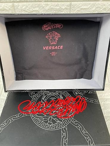 metro bele patike: Versace
brojevi 41 do 46
cena 13000 dinara — 5