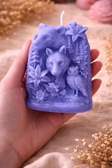 lampe sa perjem: Ukrasna ručno livena sveća – šumski motiv - Materijal: obojeni vosak — 1