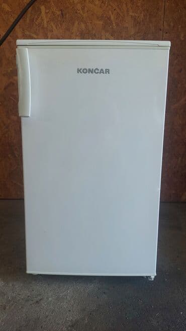 Mini frižider KONČAR – kompaktan, beli, jednokrilni model. Ključne