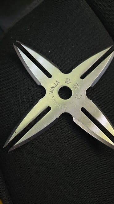 Metalna zvezda za bacanje (šuriken) sa četiri oštra sečiva i — 1