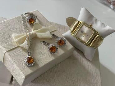 srebrni komplet nakita: Komplet nakita sa kutijom
Cena 2000din — 6