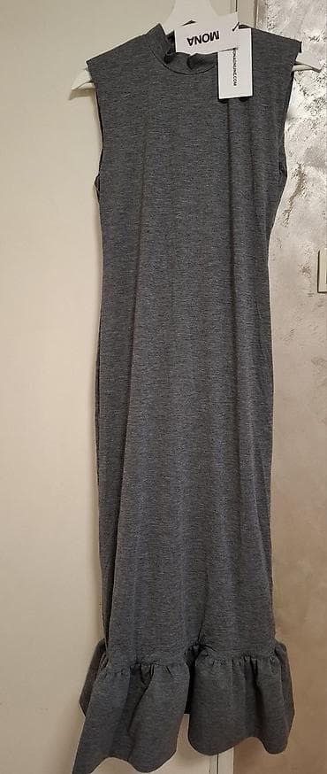 Skafanderi: Sivo midi haljina bez rukava sa volanom - Model: uska midi haljina sa — 4