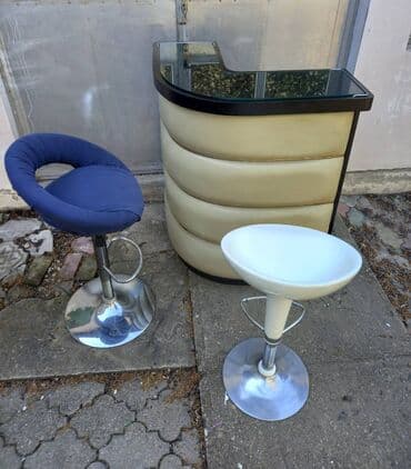 mega maxi sto i stolice: Šank i 2 stolice. Super ocuvano. Dimenzije: 83-75cm dužina, 110cm — 1