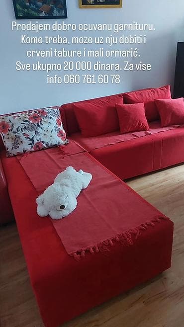 Crvena ugaona garnitura sa mogućnošću razvlačenja u ležaj. Mekani