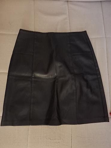 Skirts: Crna mini suknja od eko kože, A-kroja sa panelnim šavovima koji — 1