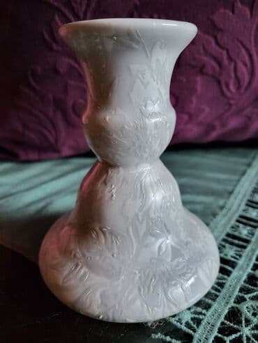 Stare vaze i dekor: Svecnjak nov porcelanski,rucni rad 80te. Visina. 11cm — 2