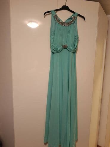 Elegantna duga haljina u mint/tirkiz nijansi. Model bez rukava, sa