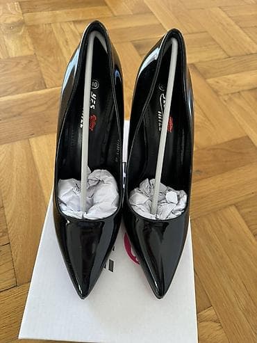 ulosci za salonke: Crne lakovane salonke sa špicastim vrhom - Model: klasične salonke - — 4