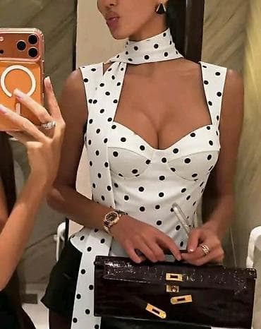 gildan majice: Majica sa tufnama i dekorativnom trakom oko vrata. - Model — 1