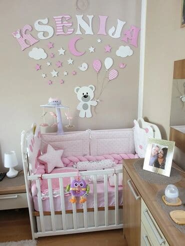 Dečiji krevetac od medijapana. Sa mehanizmom za ljuljanje. Ima 2 fioke