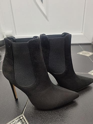 Polu cizmice br 39, bukvalno nove. prelepe, odlicno izgledaju na na lalafo.rs Polu cizmice br 39, bukvalno nove. prelepe, odlicno izgledaju na