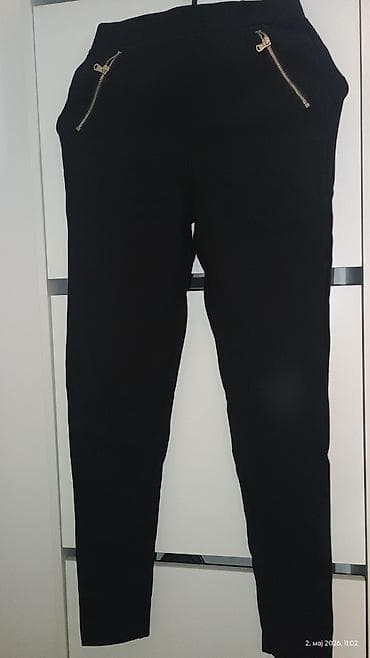 nike biciklisticke: Crne ženske pantalone sa elastičnim strukom i uskim nogavicama. Model — 1