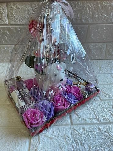 Sobne biljke: Poklon set – dekorativne korpe sa ružama, slatkišima i detaljima za — 5