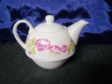 Bokalcic nov porcelanski. Bokal,sve na njemu odsjaj od svetla — 3