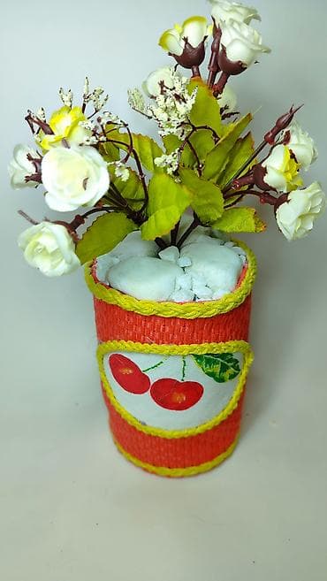 Prehrambeni proizvodi: Dekorativna aranžmanska saksija sa veštačkim cvećem - Ručno ukrašena — 1