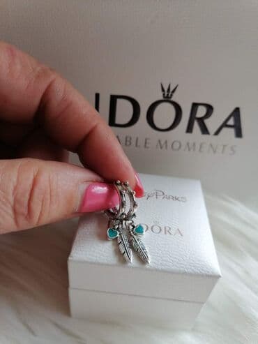 Pandora minđuše
Dobija se u kutijici
Cena:2100din na lalafo.rs Pandora minđuše
Dobija se u kutijici
Cena:2100din