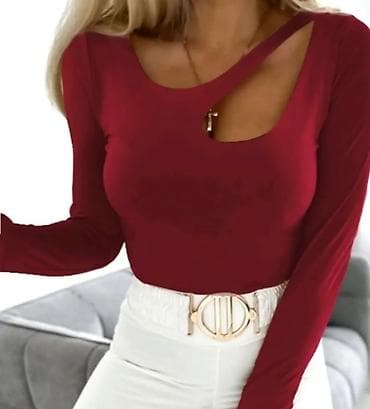 Bluza sa otvorom.Ima elastina