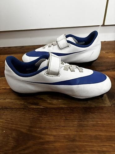 beli uniforma: Dečje fudbalske kopačke Nike – bela osnova sa plavim Swoosh logom. - — 3