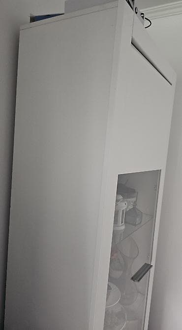 komoda za presvlacenje bebe: Bela vitrina sa staklenim segmentima i LED osvetljenjem - Moderan — 5