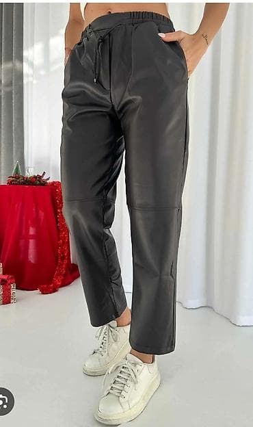 la manga cipele: Ženske pantalone od eko kože – model jogger - Boja: crna - Kroj — 1