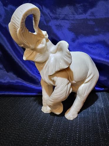 kalendar 1982 godine: Figura nova slona,itakijanski alabaster 1970/80ta godina. Masivna — 2