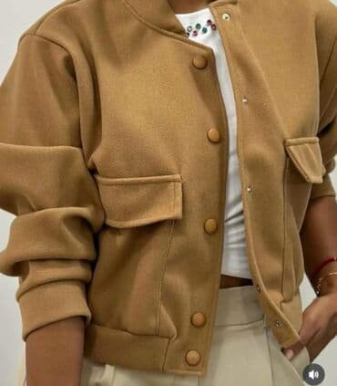 Muška odeća: Ženska kratka jakna u boji karamele (camel). - Kroj: bomber/šuškavac — 1