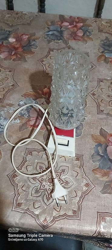Stona električna lampa sa ukrasnim staklenim senilom. - Tip