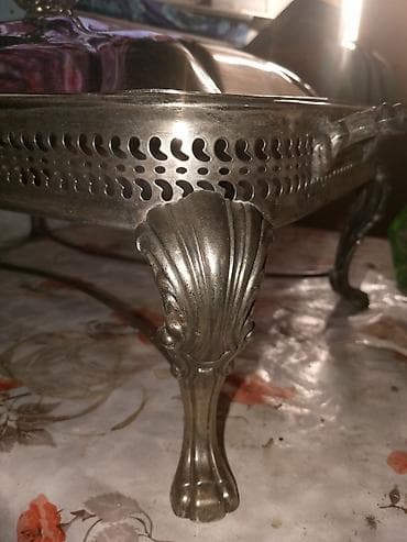 kompresor za balone: Srebrni poslužavnik/čafing-dish sa poklopcem i stalkom - Materijal — 4