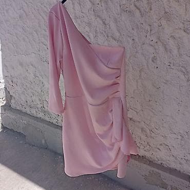 satenske haljine: Elegantna asimetrična haljina u nežno roze boji. - Kroj: jedno rame — 1