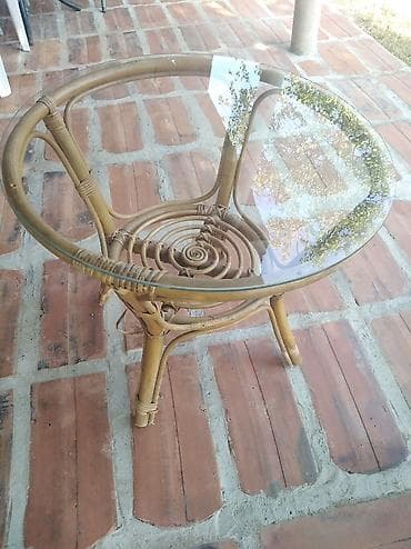 radni sto za devojcice: Sto od bambusa sa staklom. Lepo ocuvan. Precnika 61cm, visina — 3