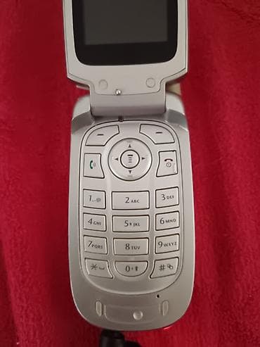 prodajem telefon: Motorola preklopni mobilni telefon (klap) – srebrna boja - — 6