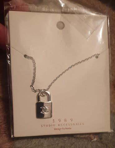 bosiljka srebro: Chanel logo cc srebrni privezak i lančić srebrne boje - kao ogrlica — 1