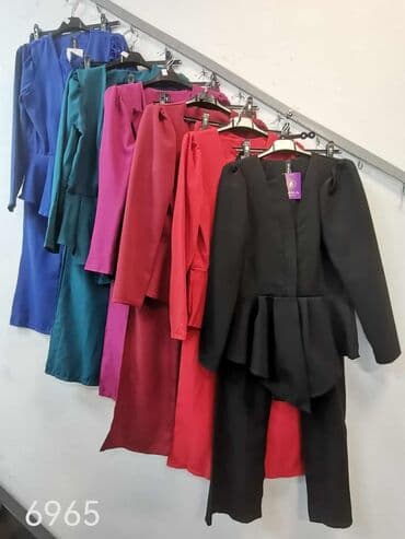 kompleti zenski: Elegantno žensko odelo, koje kombinuje blejzer sa peplum dizajnom i — 3