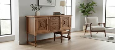 Drveni komoda/kredenca sa rezbarenim frontama - Materijal: masivno