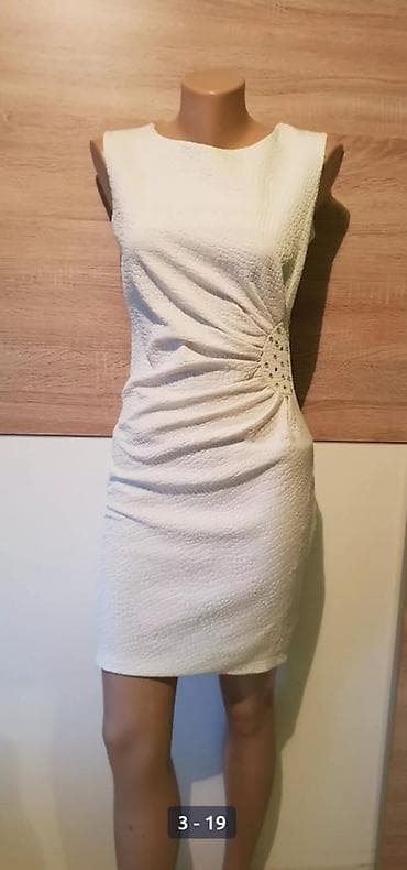 judina žena: Elegantna krem/pastelno-bela haljina bez rukava, kroj iznad kolena — 4