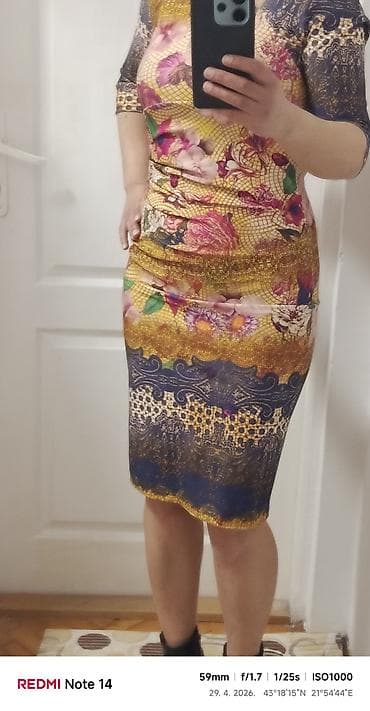 Haljina sa printom u boho/etno stilu, midi dužina. - Kroj: uska