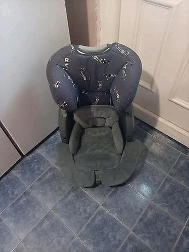 Dečije auto-sedište sa ojačanim bočnim zaštitama i udobnim