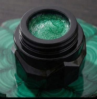 Zeleni gel/krema za lice u elegantnoj crnoj teglici - Tekstura