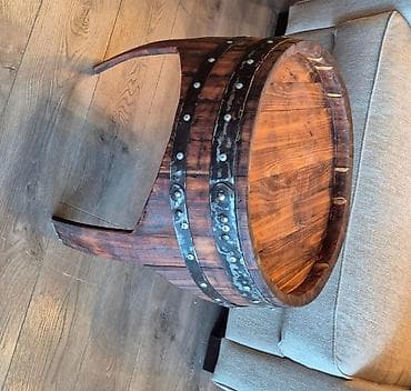 Klub sto model Bure napravljeno je od koriscenog  bureta, sa metalnim