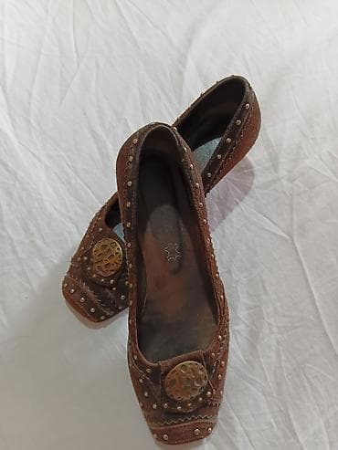 sandale sa zatvorenim prstima deichmann: Braon kožne cipele sa srednjom potpeticom i ukrasnim detaljima - — 6