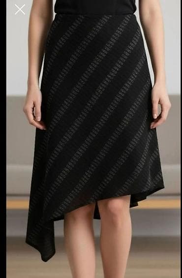 Asimetrična crna suknja sa blagim A-krojem. Dizajn sa kosim