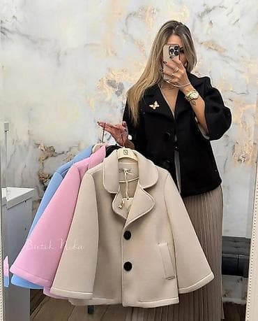 lila pantalone: Ženski kratki kaput/blejzer sa dva velika dugmeta i ukrasnom brošem — 7