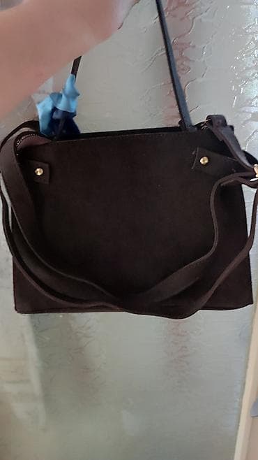torbe guess prodaja: Elegantna ženska torba – braon, strukturiranog pravougaonog oblika. - — 2