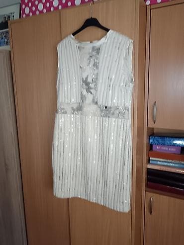 ugg sa platformom: Elegantne bele haljine – 2 modela 1) Duga somotno-bela haljina sa — 2